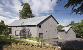 Energy-Efficient Cantilevered SIPs Home in Stirlingshire