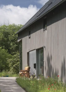 Energy-Efficient Cantilevered SIPs Home in Stirlingshire