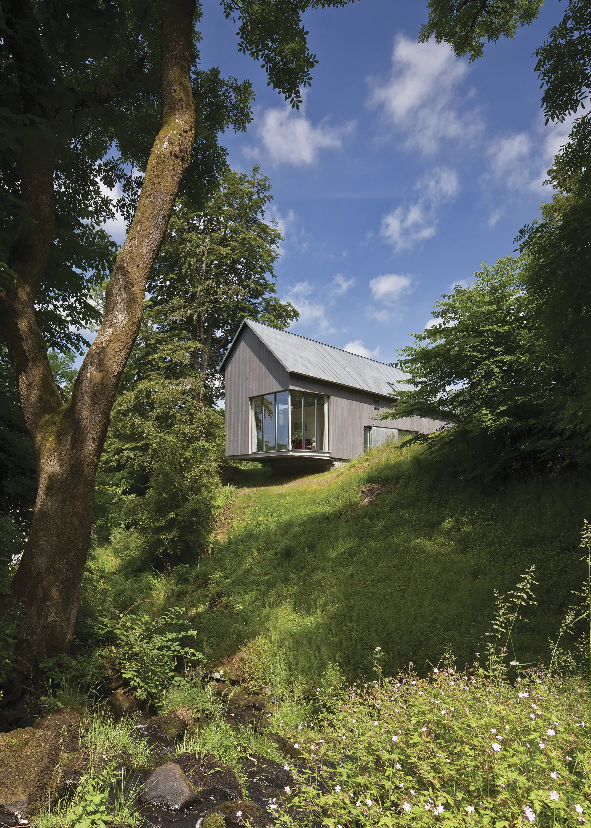 Energy-Efficient Cantilevered SIPs Home in Stirlingshire