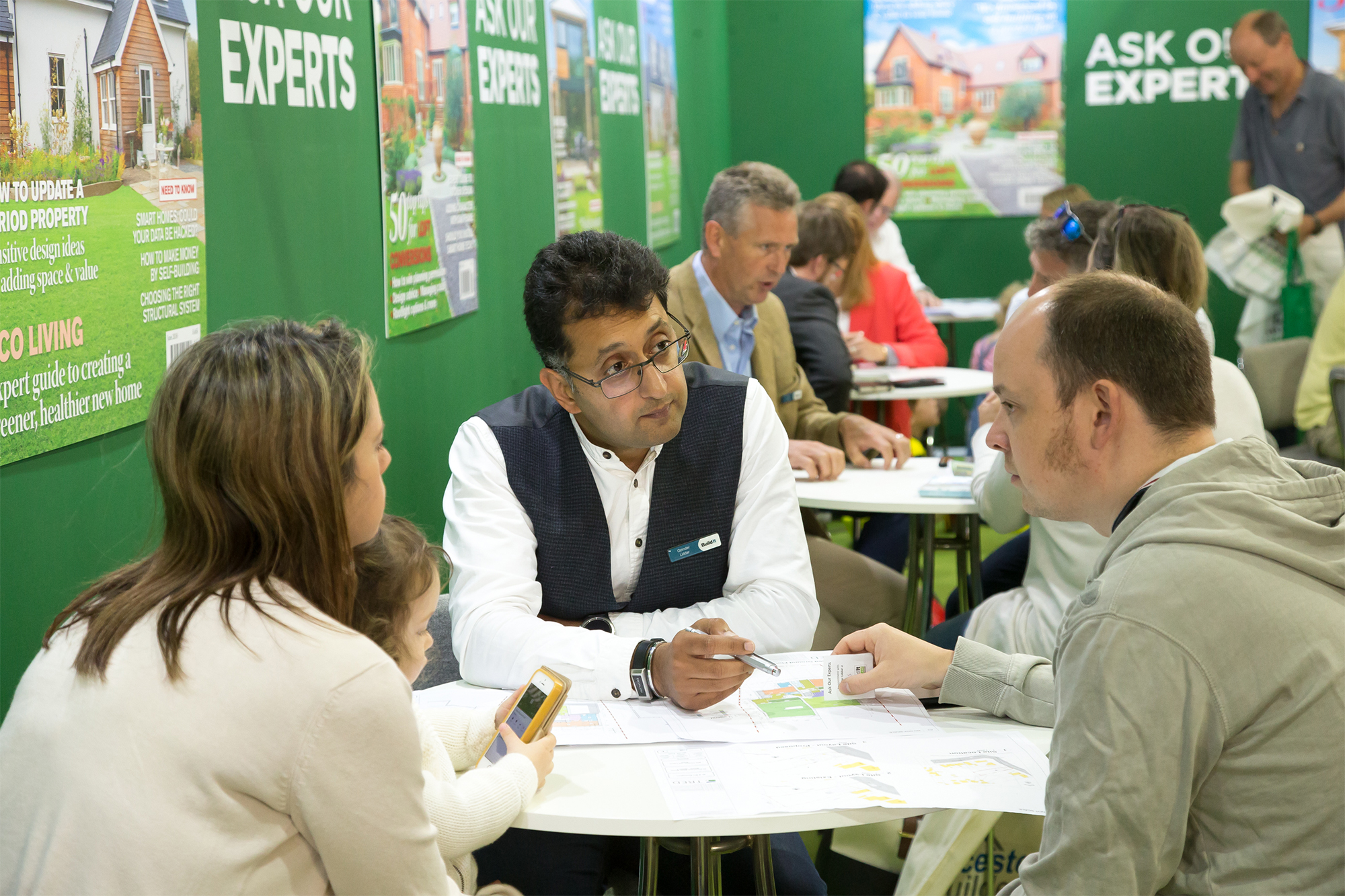 Architect Opinder Liddar answering questions at the Ask Our Experts zone