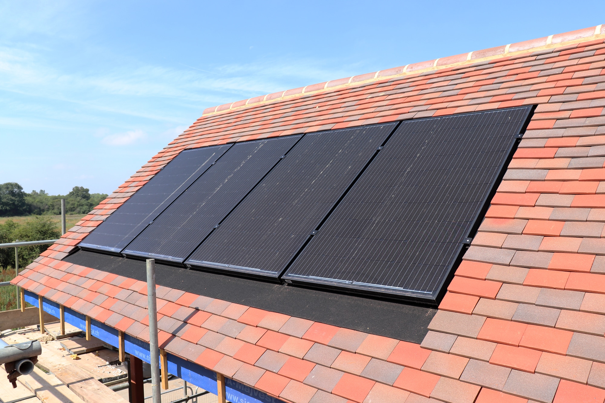 Tiling the Roof & Fitting Solar PV Panels - Build It