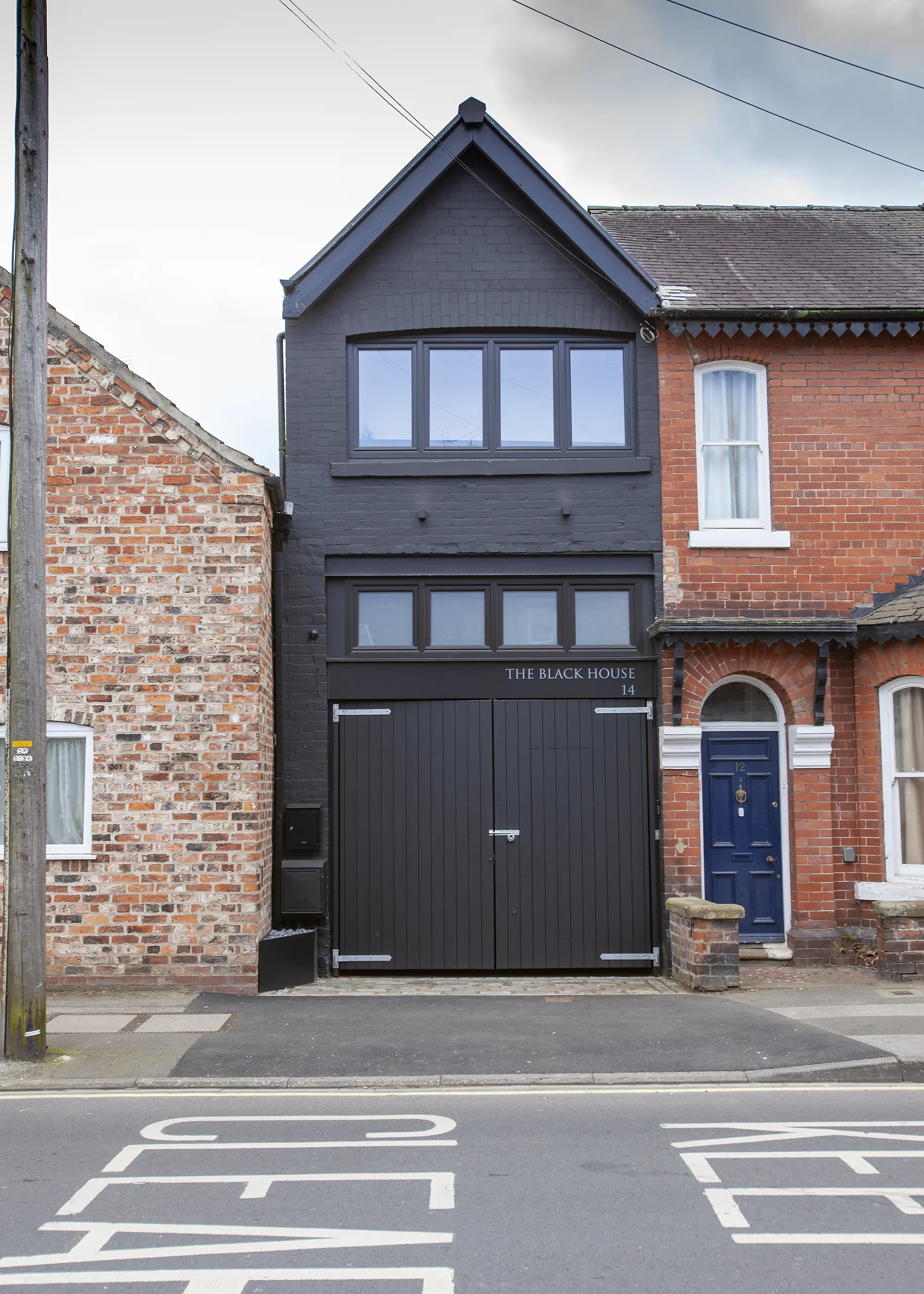 Former Mechanical Garage turned into an Open-Plan House